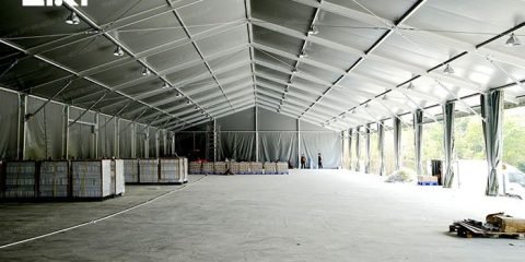 Galpão/tenda de grande vão com estrutura de alumínio de alta resistência.