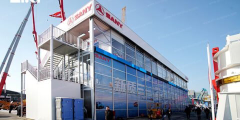 Triple decker event structure with a panoramic glass facade at a trade show